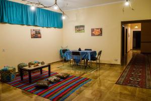Jamila Apartment For Families في القاهرة: غرفة طعام مع طاولة وطاولة وكراسي زرقاء