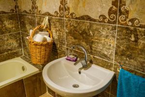 A bathroom at Jamila cosy apartment Még 9 kép