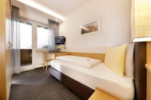 Rúm í herbergi á Das Mitterplarser Hotel