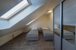 Łóżko lub łóżka w pokoju w obiekcie Apartamenty Ewa II