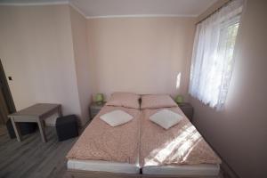 Łóżko lub łóżka w pokoju w obiekcie Apartamenty Ewa II