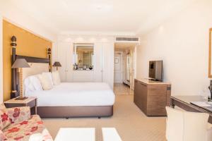 A bed or beds in a room at Kempinski Hotel Bahía Beach Resort & Spa