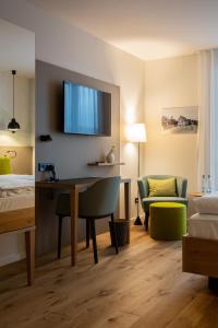 - une chambre avec un lit, un bureau et une chaise dans l'établissement zum LOEWEN, à Eimeldingen