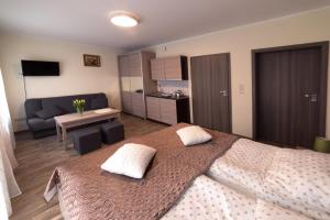 Łóżko lub łóżka w pokoju w obiekcie Apartamenty Ewa II