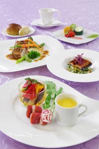 Kakegawa Grand Hotel في كاكِغو: طاولة أرجوانية مع أطباق من الطعام وكوب من الشاي