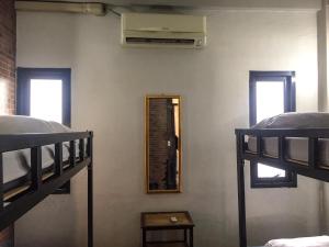 En eller flere køjesenge i et værelse på Bed Bangkok Hostel