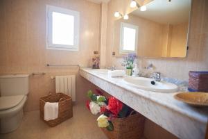 Ένα μπάνιο στο Villa 25 +34 φωτογραφίες