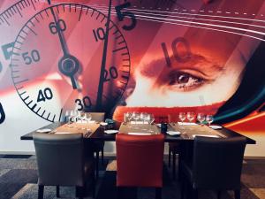 Restoran ili drugo mesto za obedovanje u objektu Hotel de la Source