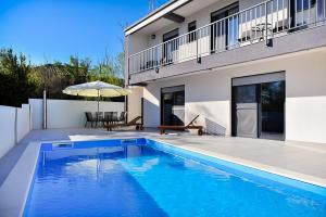 Der Swimmingpool an oder in der Nähe von Villa Lily ZadarVillas