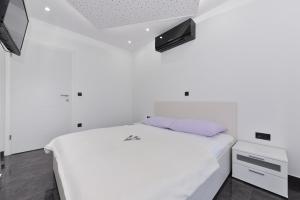 Ein Bett oder Betten in einem Zimmer der Unterkunft Villa Lily ZadarVillas
