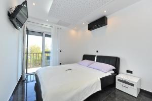 Ein Bett oder Betten in einem Zimmer der Unterkunft Villa Lily ZadarVillas