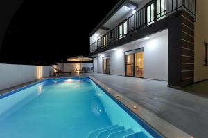 Der Swimmingpool an oder in der Nähe von Villa Lily ZadarVillas