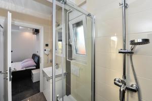 Ein Badezimmer in der Unterkunft Villa Lily ZadarVillas