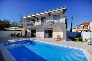 Der Swimmingpool an oder in der Nähe von Villa Lily ZadarVillas