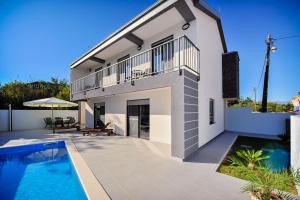 Der Swimmingpool an oder in der Nähe von Villa Lily ZadarVillas