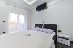 Ein Bett oder Betten in einem Zimmer der Unterkunft Villa Lily ZadarVillas