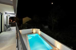 Der Swimmingpool an oder in der Nähe von Villa Lily ZadarVillas