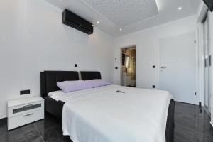 Ein Bett oder Betten in einem Zimmer der Unterkunft Villa Lily ZadarVillas