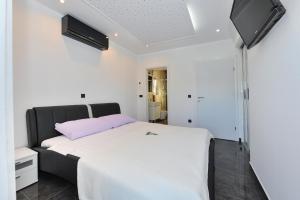 Ein Bett oder Betten in einem Zimmer der Unterkunft Villa Lily ZadarVillas