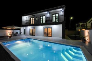 Der Swimmingpool an oder in der Nähe von Villa Lily ZadarVillas