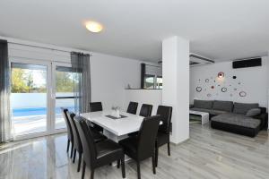 Ein Sitzbereich in der Unterkunft Villa Lily ZadarVillas