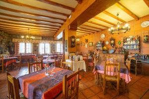 a restaurant with tables and chairs in a room at Hotel Mavi in La Cabrera