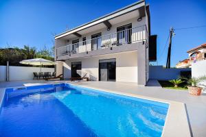 Der Swimmingpool an oder in der Nähe von Villa Lily ZadarVillas