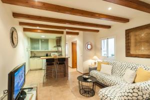 TV a/nebo společenská místnost v ubytování Lets Holidays Codolar 2 apartment