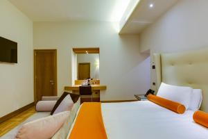 una camera d'albergo con un grande letto e un divano di Solo Experience Hotel a Firenze
