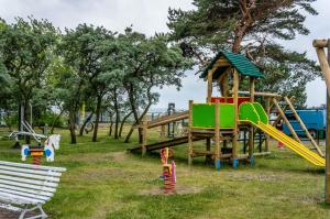 Otroško igrišče poleg nastanitve OW Posejdon blisko morza i nad zatoką