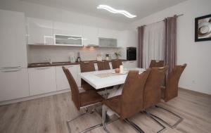 Kuchyň nebo kuchyňský kout v ubytování Red Sunset Apartments