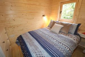 Rúm í herbergi á Inisean Lodge log cabin -part of Inisean B&B