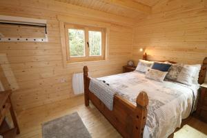 Rúm í herbergi á Inisean Lodge log cabin -part of Inisean B&B