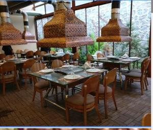 A restaurant or other place to eat at Safa Apartment