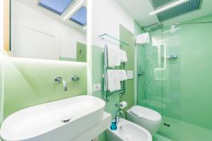 Un baño con lavabo, inodoro y ducha. en Luiselle Charming Accommodation Sorrento City Center, en Sorrento 41 fotos más
