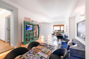 una sala de estar con una mesa y un sofá en Luiselle Charming Accommodation Sorrento City Center, en Sorrento
