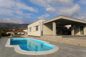 Bazén v ubytování Villa Immortelle with pool and sea view nebo v jeho okolí