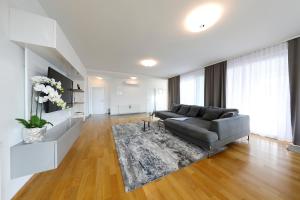Posezení v ubytování Villa Immortelle with pool and sea view