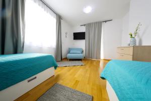 TV a/nebo společenská místnost v ubytování Villa Immortelle with pool and sea view