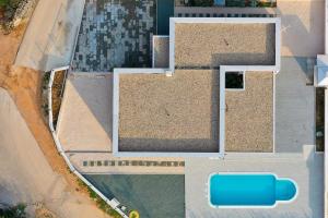 Bazén v ubytování Villa Immortelle with pool and sea view nebo v jeho okolí
