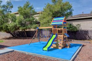 un parque infantil con un tobogán y una escalera en Villa Umber, en Las Vegas