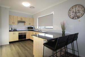 A kitchen or kitchenette at Dolphin Court 1, 1 Gowing Street