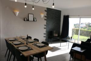 een eetkamer met een houten tafel en stoelen bij Lagos Beach 59A in Lagos