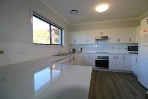 A kitchen or kitchenette at Dolphin Court 2, 1 Gowing Street