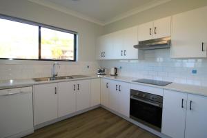 A kitchen or kitchenette at Dolphin Court 2, 1 Gowing Street