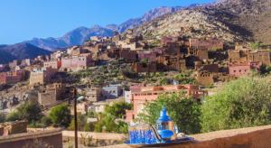 Un barattolo blu seduto su un cornicione di fronte a una montagna di iskki-asnfou a Tafraout