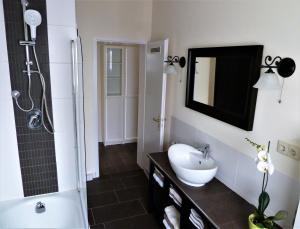 uma casa de banho com um lavatório e um chuveiro em Randersacker em Randersacker