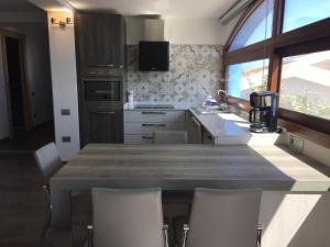 una cocina con una gran mesa de madera y sillas en Vista Mare, en Lanusei