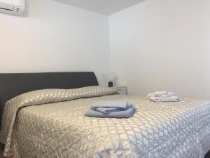 a bed with two towels on top of it at Vista Mare in Lanusei