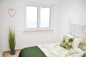 un soggiorno con divano e finestra di Belém River Apartment R/C a Lisbona